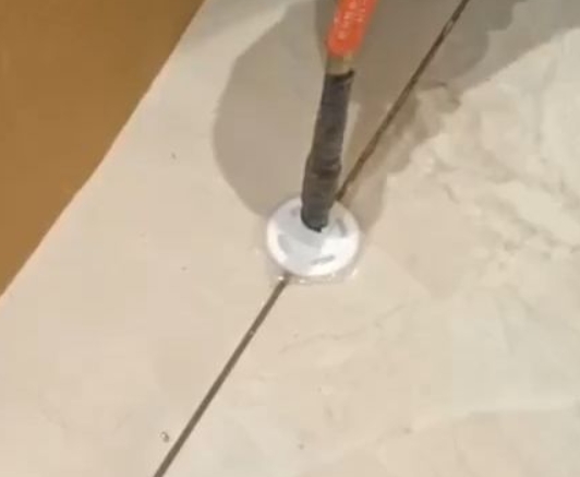 道里瓷砖空鼓维修公司专业解答瓷砖在铺贴过程中，如果没有涂抹均匀到位的粘结材料（如水泥砂浆或瓷砖胶），可能会导致以下问题