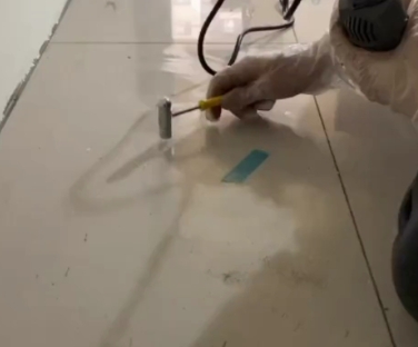 道里瓷砖开裂维修公司专业分享瓷砖在铺贴前如果没有沥干水分，将会导致以下问题