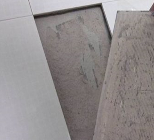 道里瓷砖空鼓维修公司分享瓷砖铺贴时如果打浆（即涂抹在瓷砖背面和基层上的砂浆或瓷砖胶）过少，会带来以下问题
